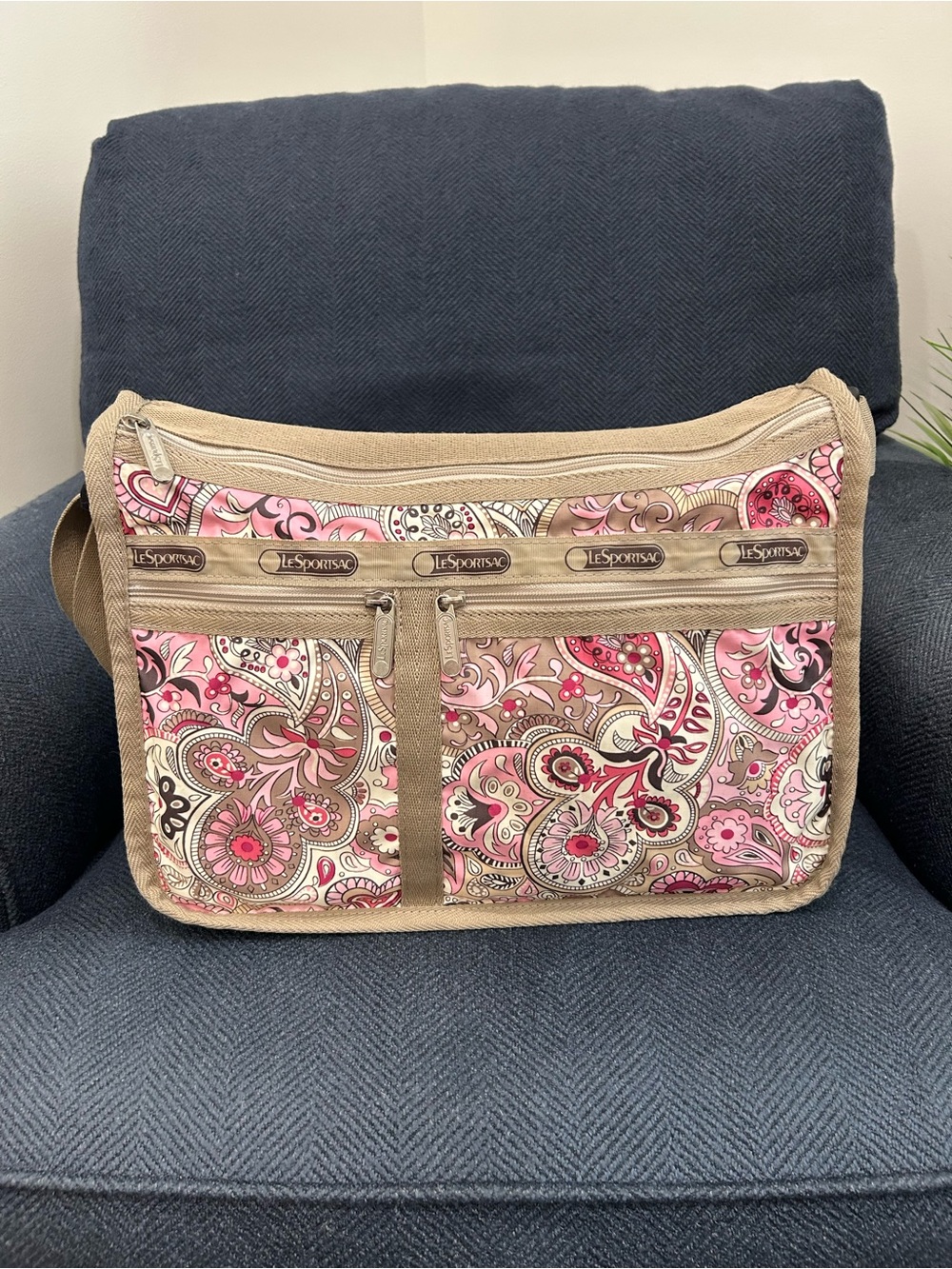 Le Sportsac Deluxe Everyday Messenger Shoulder Bag Crossbody Bag Paisley Print